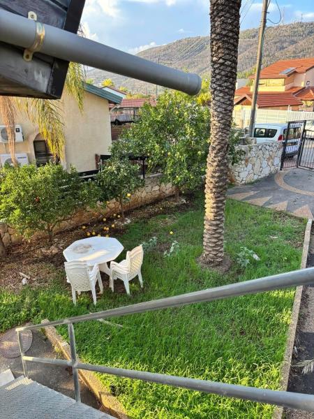 Nella foto è visibile l'oggetto מול ההר situato nella città di Beẕet.