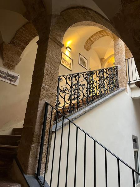 写真にはパレルモ市にあるPalazzo dei Duchi D'Amico - Apartment -