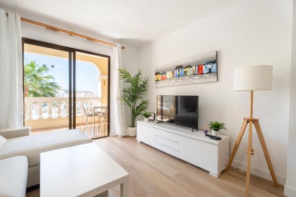 Castle Harbour Apartment With Heated Pool - Los Cristianos