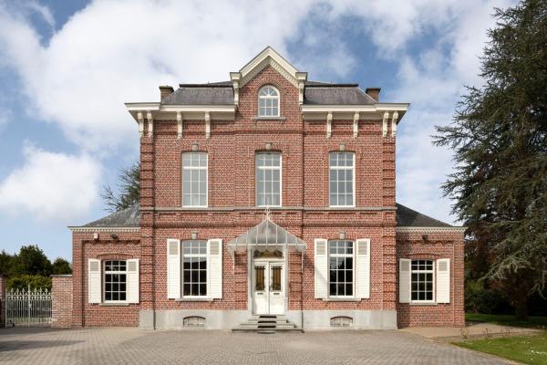 På bilden syns Landhuis uit 1899 met grote tuin som ligger i staden Ellezelles.