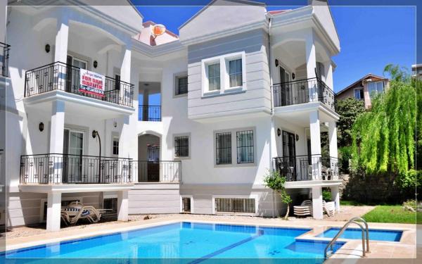 På billedet ses objektet Hisar Yaşam Apart beliggende i byen Fethiye.