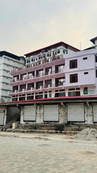Na zdjęciu widoczny jest obiekt Hotel Travelling Stand położony w mieście Sonprayag.