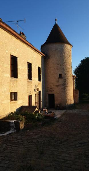 På billedet ses objektet MAISON EN PIERRE type CHATEAU beliggende i byen Charmes.