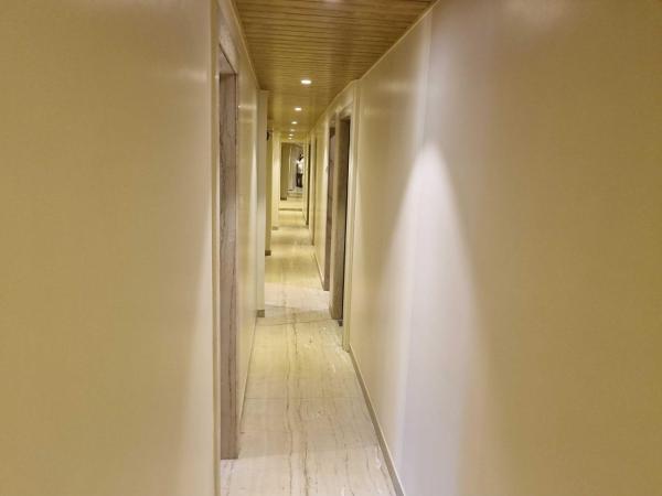 Na fotografii je vidět objekt Hotel O Om Sai Guest house nacházející se ve městě Bapane.