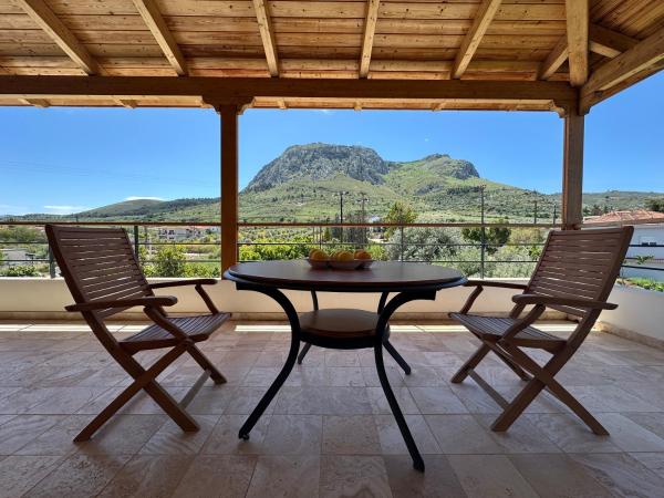 A la foto es mostra l'objecte Double view apartment situat a la ciutat de Kórinthos.