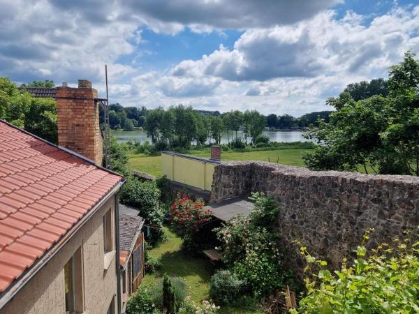 På billedet ses objektet Haus an der Stadtmauer beliggende i byen Lychen.