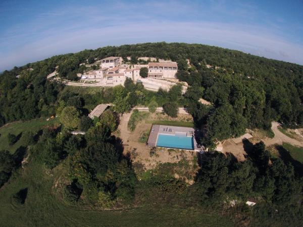 A la foto es mostra l'objecte Domaine de Coulon situat a la ciutat de Issirac.