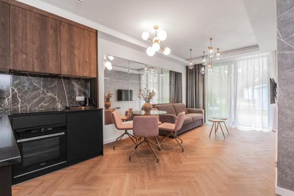 The photo shows the Apartamenty Prywatne w Stegnie na ulicy Brzozowej 6 located in the city of Stegna.
