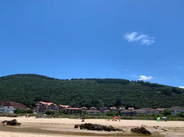 Na zdjęciu widoczny jest obiekt Noja Helgueras a pie de playa położony w mieście Elguera.
