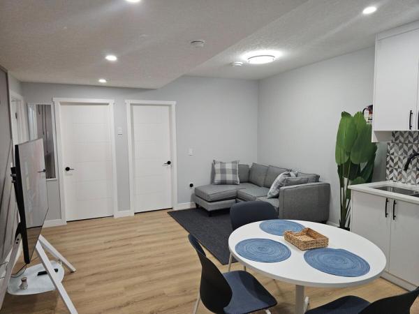 A la foto es mostra l'objecte Lovely Brand New 2 Bedroom Suite in Calgary situat a la ciutat de Calgary.