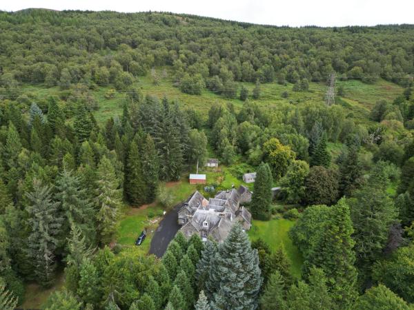 Na zdjęciu widoczny jest obiekt Birch Tree Cottage położony w mieście Killichonan.