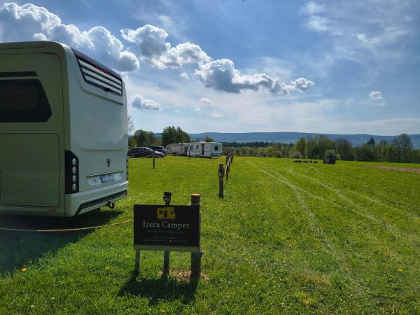 Na zdjęciu widoczny jest obiekt Izera Camper - RV-camper site&service - plac kamperowy, stellplatz położony w mieście Radoniów.
