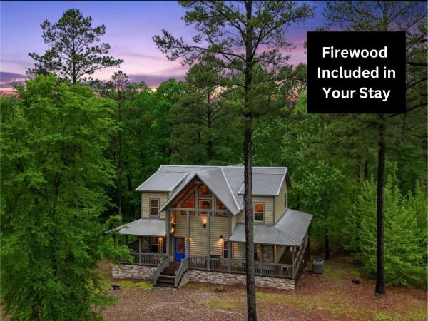 På bildet vises objektet King Suite! Hot Tub, Arcade Games, L2 EV, Fire Pit, Kids Playset, Ping Pong, Dog Friendly som ligger i byen Broken Bow.