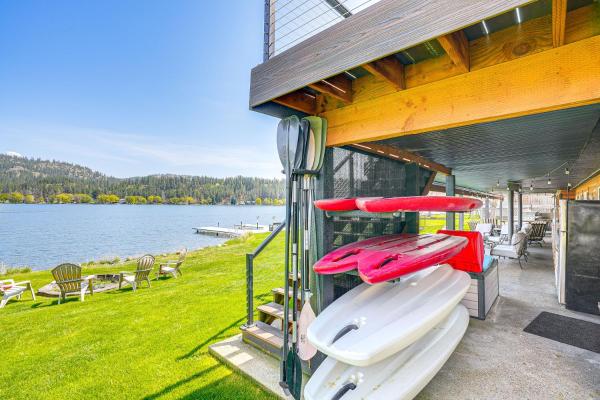 På bilden syns objektet Lakefront Retreat with Kayaks, Paddle Boards and Deck! som ligger i staden Deer Park.
