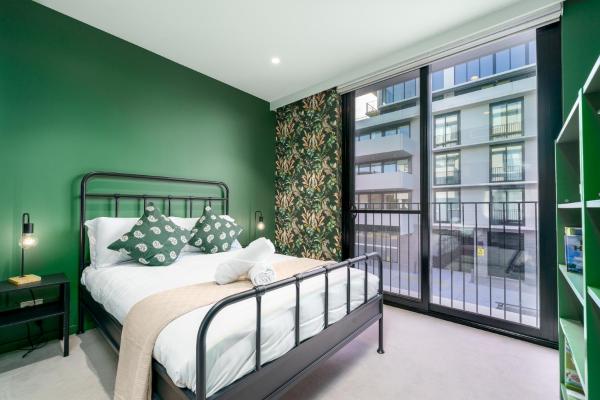 Vibrant Stay with Lakeside Charm in Kingston, Kingston