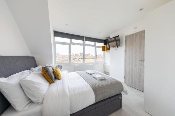 Double Ensuite Sleeps 2 Long Term Welcome With Garden View, London