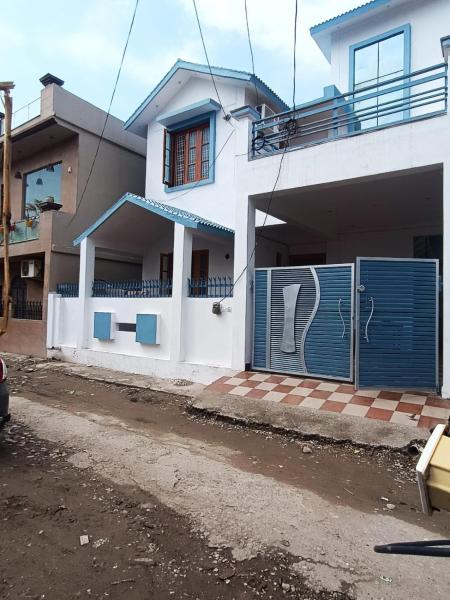 På billedet ses objektet Rishidwar Homestay beliggende i byen Rishikesh.