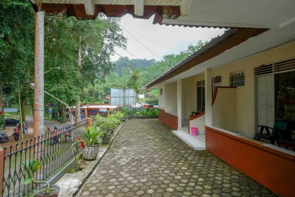 A la foto es mostra l'objecte RedDoorz near Lokawisata Baturaden 2 situat a la ciutat de Tenjo.