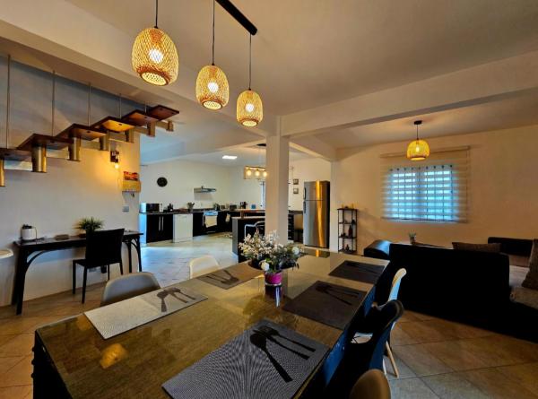 A luxury villa near the beach with private pool, Тру-о-Биш