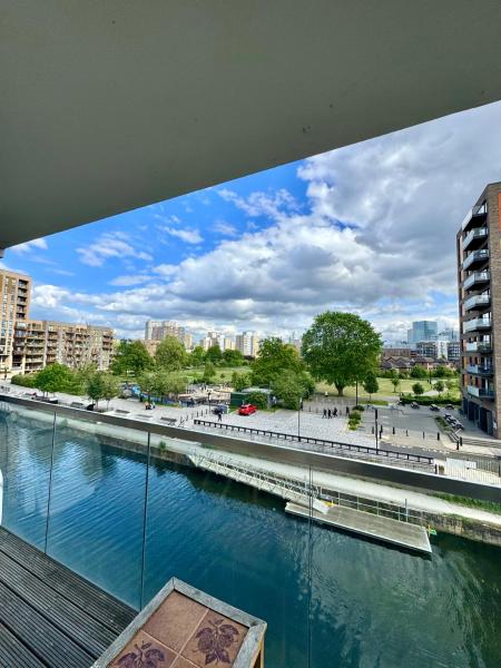 Foto 1: Spacious & Serene 2 Bed, Sleeps 6 With Canal View And Underground Parking