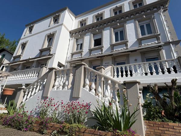 Op de foto is het object Cit'Hôtel Beausoleil DAX te zien, gelegen in de stad Dax.
