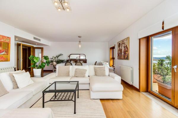 写真にはアルジェース市にあるCondo Tagus Riverが写っています。