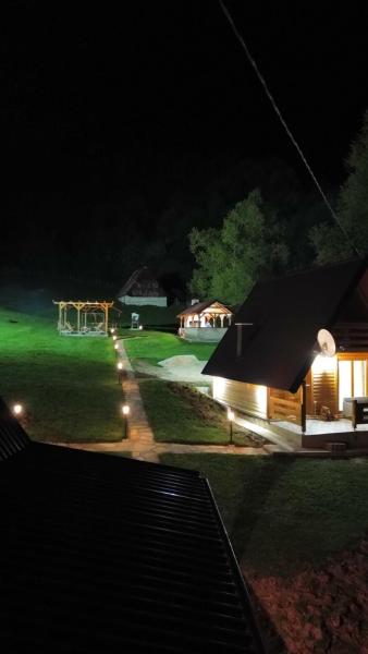 The photo shows the Vikendica i odmaraliste JuliE, Sarajevo-Jahorina located in the city of Petrovići.