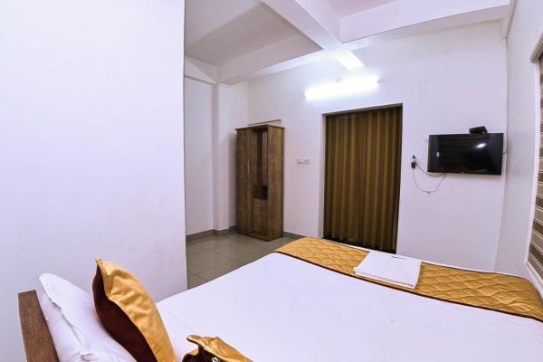 На фото показан объект Nirupama,Hotel Aluva 700 Mtr From Aluva Railway Station, расположенный в городе Alwaye.