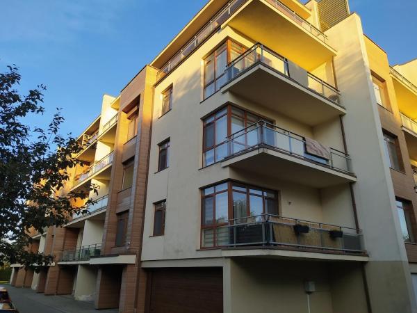 Na zdjęciu widoczny jest obiekt Spacious apartment in Jurmala położony w mieście Varkaļi.