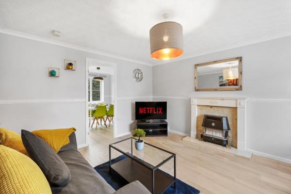 Lovely 3 Bed Detached - Parking - Bedford