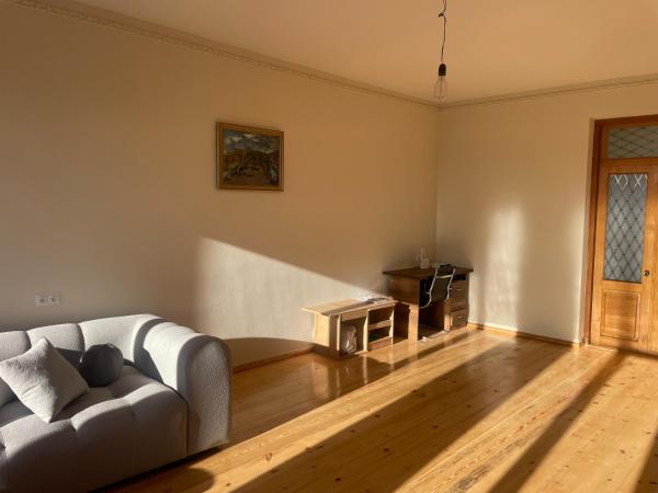 Na fotografii je vidět objekt Jusics Guesthouse nacházející se ve městě Itʼkhvisi.