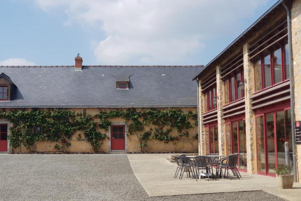 The photo shows the Gite - Le Domaine des Hallais located in the city of Bannes.