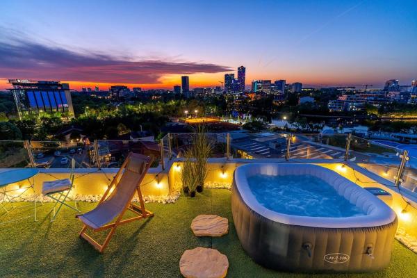 Na zdjęciu widoczny jest obiekt Downtown Floreasca Penthouse with Jacuzzi&Sauna położony w mieście Bukareszt.