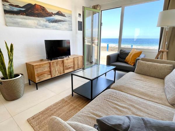 Op de foto is het object Weybeach1 -shared terrace,ocean view,sea frontline te zien, gelegen in de stad La Santa.