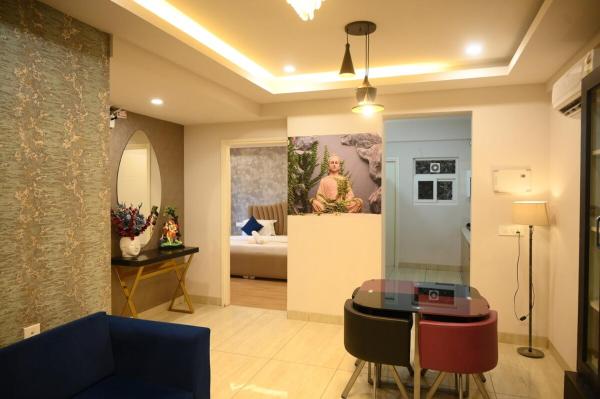 写真にはソラン市にある2 BHK The Royale Suitesが写っています。