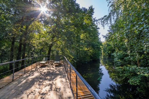 Na fotografii je vidět objekt Water Hideout - Floating Luxury in Pure Wilderness nacházející se ve městě Templewo.