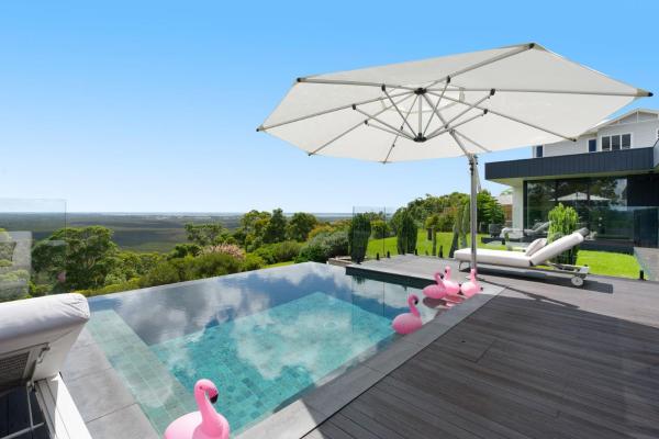 The photo shows the Coolum Beach Country Retreat located in the city of Yandina Creek.