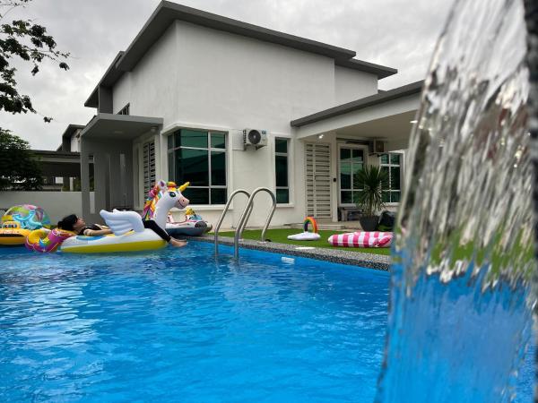 Homestay 88A Melaka for 9 pax with Private Pool, Smart TV, Netflix and Wifi, Malacca