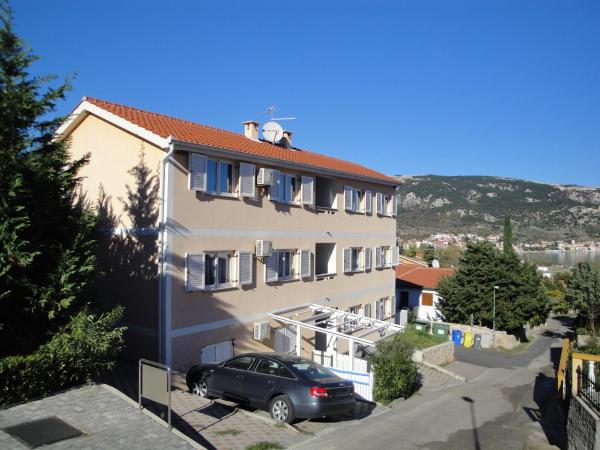 På bildet vises objektet Apartments Brnic Nara som ligger i byen Baška.