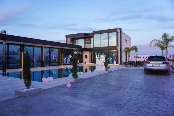 Na fotografii je vidět objekt Mega Luxury Villa nacházející se ve městě Rrushkull.