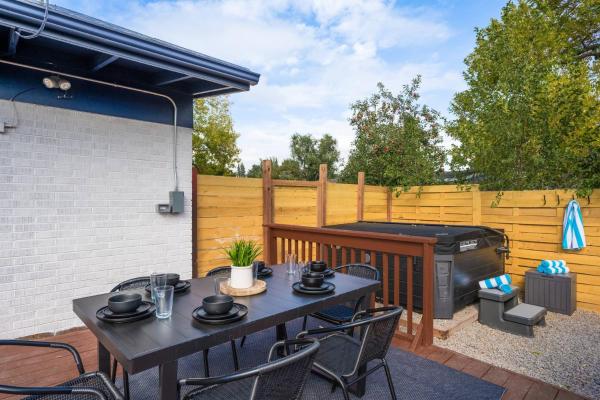 A la foto es mostra l'objecte Mini Golf • Fire Pit • Hot Tub | Game House for 14 situat a la ciutat de Arvada.