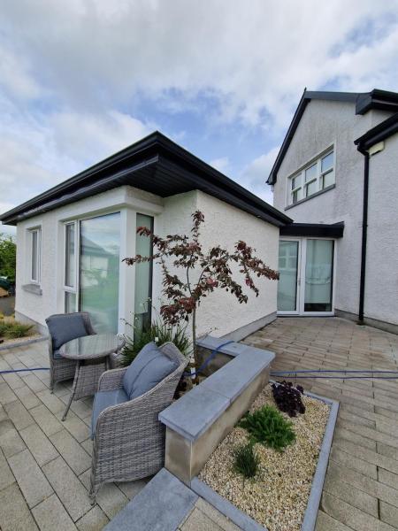 På bildet vises objektet Castletroy Retreat 1 bedroom apartment with addition of single bed to living room som ligger i byen Limerick.