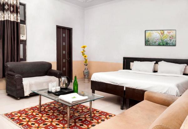 Na fotografii je vidět objekt Hotel Sunrise Inn nacházející se ve městě Noida.