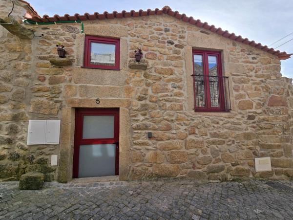写真にはFonte Arcada市にあるCasa da Tia Outraが写っています。