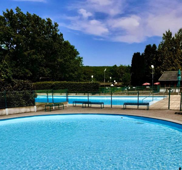 A la foto es mostra l'objecte Charmant Bungalow avec piscine et emplacement voiture situat a la ciutat de Yvoir.