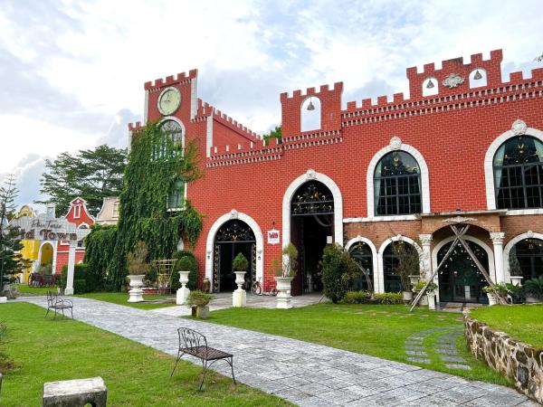 A la foto es mostra l'objecte Phuiyara Resort situat a la ciutat de Ban Tha Dan.