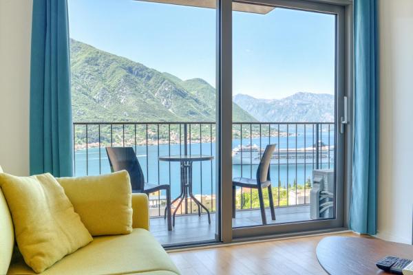 照片显示了位于Dobrota市的Kotor Sea View Apartment by MN Property物件。