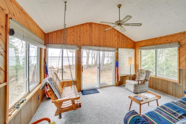 A la foto es mostra l'objecte Dock and Fire Pit Lakefront Cottage in Gould City! situat a la ciutat de Curtis.