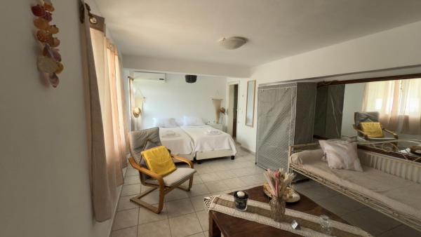 På billedet ses objektet Galini Relax Suite beliggende i byen Rafina.