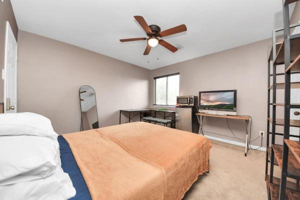 Op de foto is het object Comfy Bedroom, HI-SPEED Wi-Fi, FreeParking, Patio te zien, gelegen in de stad Katy.